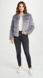 Chaqueta corta de pelo sintético a capas para mujer - vista trasera