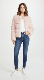 Chaqueta corta de pelo sintético a capas para mujer - vista lateral