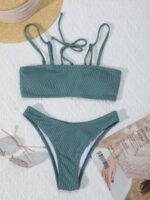 Bikini verde en plano con tirantes.