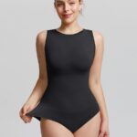 Mujer con body negro de cuello redondo, vista frontal.