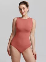 Mujer con body rojo mineral de cuello redondo.