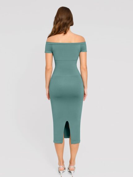 Vista trasera del vestido verde con abertura.