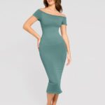 Mujer con vestido verde hombro descubierto.
