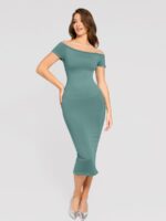 Mujer con vestido verde hombro descubierto.