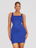 Mujer con vestido mini azul escote cuadrado.