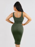 Vista trasera del vestido verde midi.