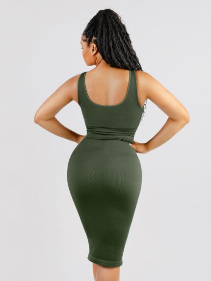Vista trasera del vestido verde midi.