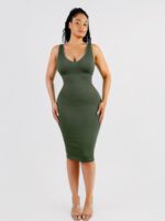 Mujer con vestido verde escote V profundo.