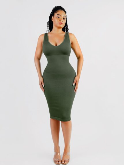Mujer con vestido verde escote V profundo.