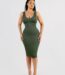 Mujer con vestido verde escote V profundo.