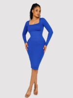 Mujer con vestido azul bodycon midi.