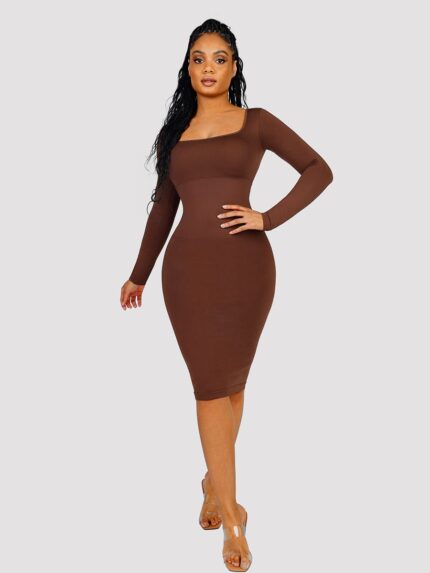 Mujer con vestido marrón de manga larga.