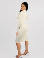 Mujer con vestido blanco retro con abertura.