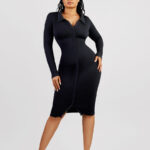 Mujer con vestido camisa negro de botones.