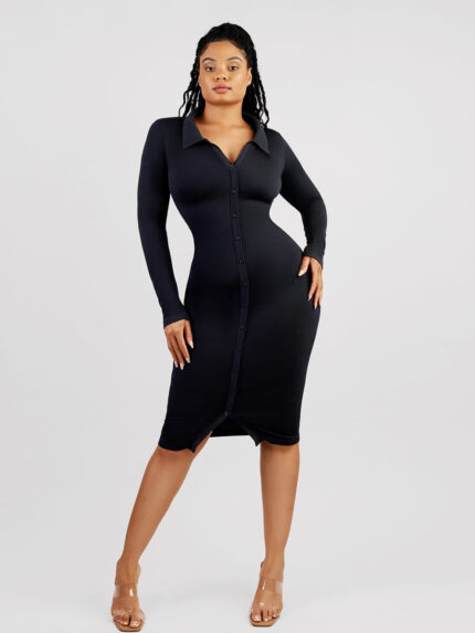Mujer con vestido camisa negro de botones.