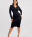 Mujer con vestido camisa negro de botones.