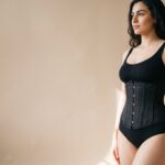 Mujer con corsé cinchador de cintura negro con varillas, banner principal.