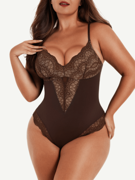 Mujer con body de encaje marrón oscuro.