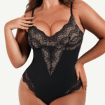 Mujer con body tanga de encaje negro escote bajo, vista frontal.