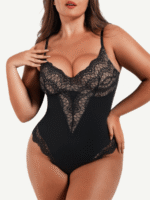 Mujer con body tanga de encaje negro escote bajo, vista frontal.