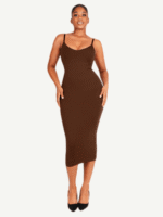 Mujer con vestido marrón tirantes finos.