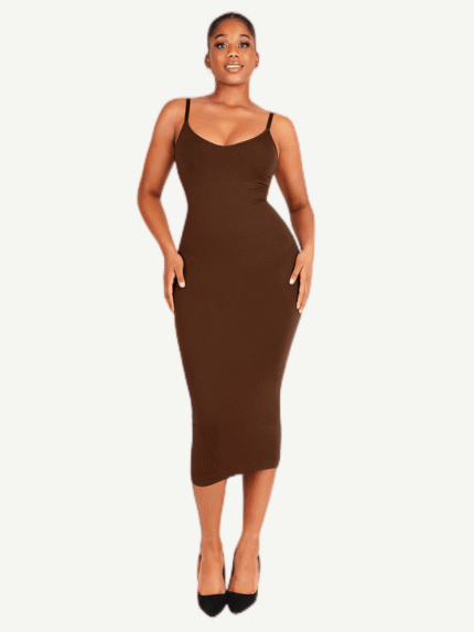 Mujer con vestido marrón tirantes finos.