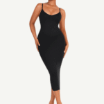 Mujer con vestido moldeador negro escote V.