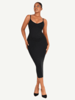 Mujer con vestido moldeador negro escote V.