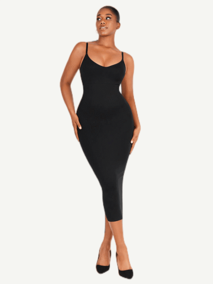 Mujer con vestido moldeador negro escote V.