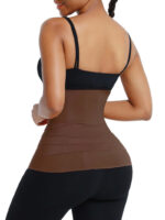 Mujer con banda color marrón moka, vista trasera de cobertura total.