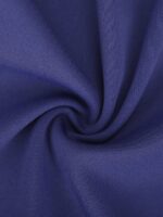 Pantalón acampanado azul en modelo