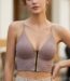 Bralette acanalado sin aro color rosa empolvado con cremallera frontal, escote en V profundo y ribete beige en contraste.