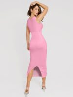 Vista trasera del vestido rosa con abertura.