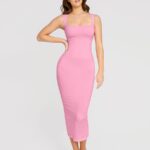 Mujer con vestido rosa escote cuadrado.