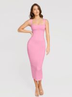 Mujer con vestido rosa escote cuadrado.