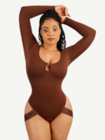 Mujer con body moldeador marrón oscuro con tirantes de corchetes.