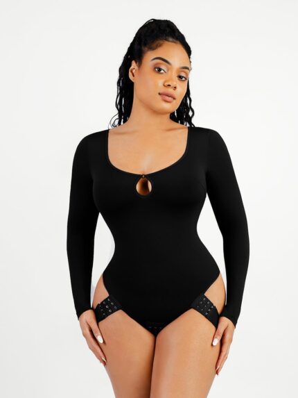 Mujer con body tanga negro de manga larga y escote redondo con gota.