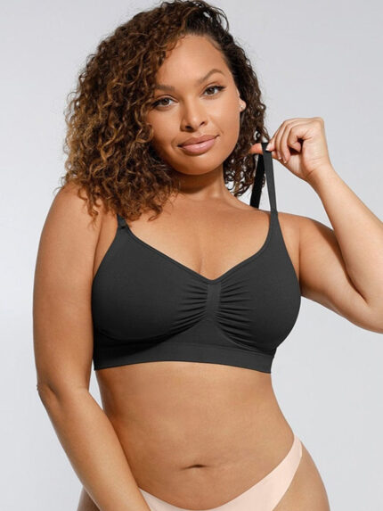 Mujer con sujetador negro moldeador con tirantes ajustables.