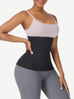 Mujer con banda reductora negra, vista lateral con mano en la cadera.