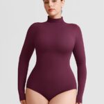 Mujer con body ciruela de cuello alto.