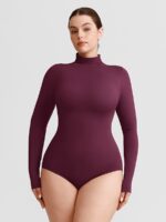 Mujer con body ciruela de cuello alto.