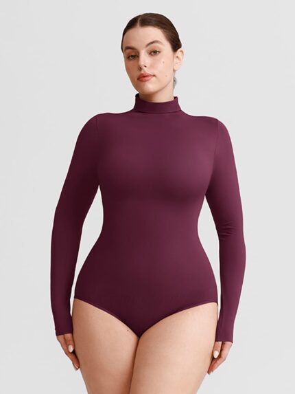 Mujer con body ciruela de cuello alto.