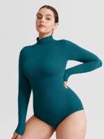 Mujer con body coral de broches.