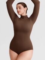 Mujer con body moca segunda piel.