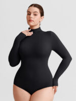 Mujer con body negro de cuello alto.