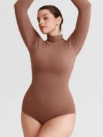 Mujer con body nude suave.