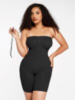 Mujer con body reductor negro sin tirantes sujetando un tirante, vista frontal.