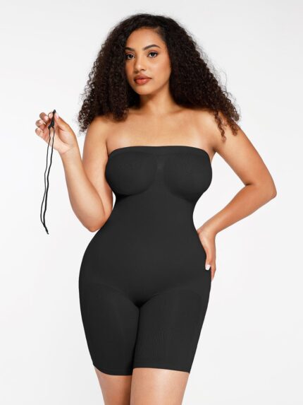 Mujer con body reductor negro sin tirantes sujetando un tirante, vista frontal.