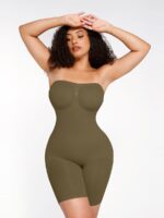 Mujer con body verde oliva sin tirantes de muslo.