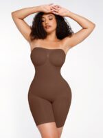 Mujer con body moldeador marrón oscuro sin tirantes.